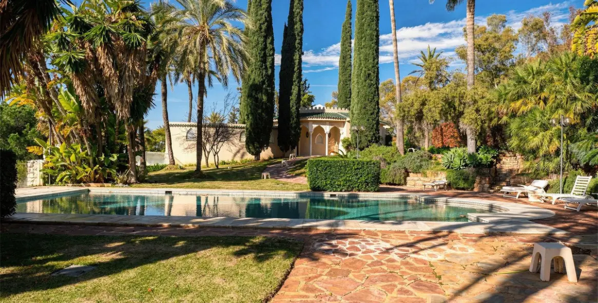 Sale of detached villa in Río Real 12