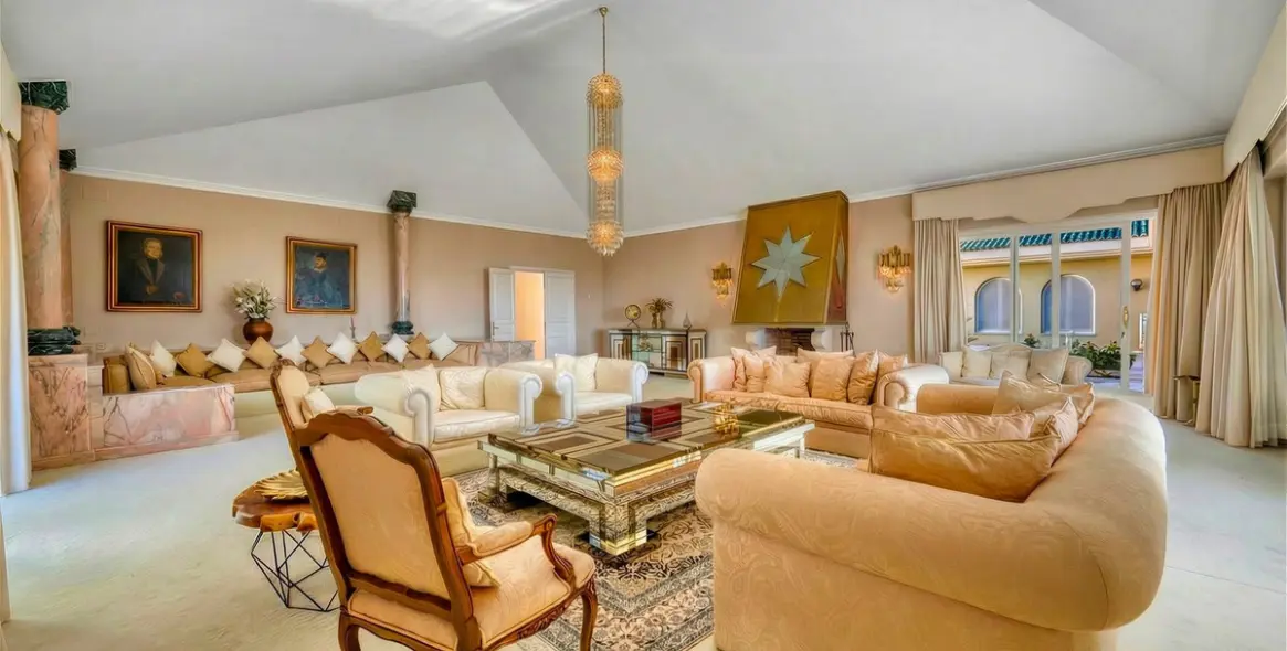 Sale of detached villa in Río Real 14