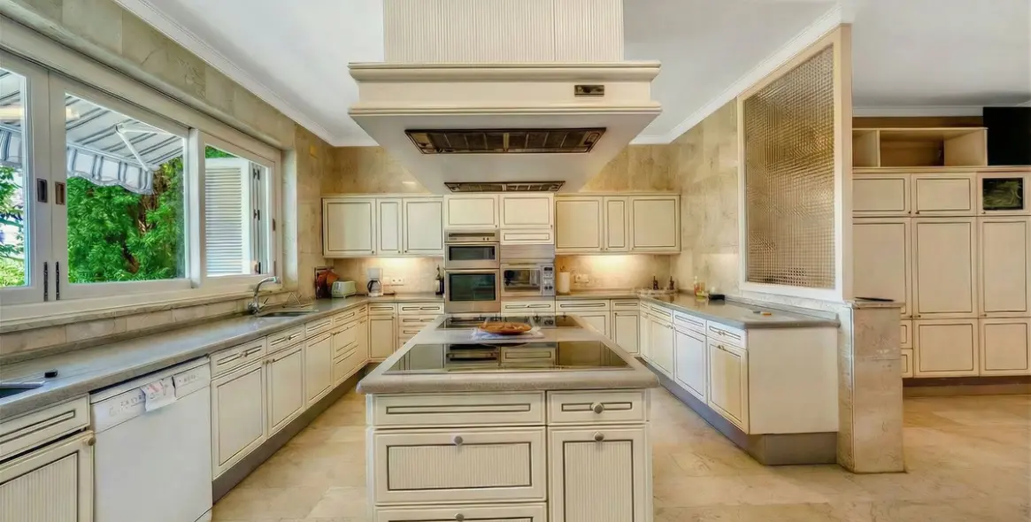 Sale of detached villa in Río Real 16