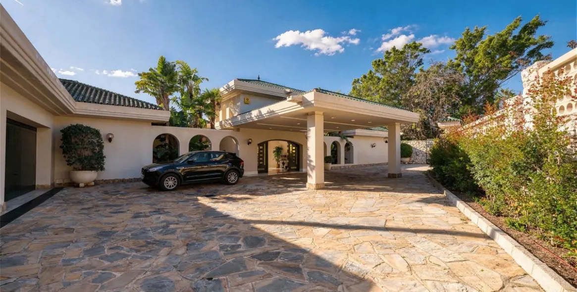 Sale of detached villa in Río Real 24