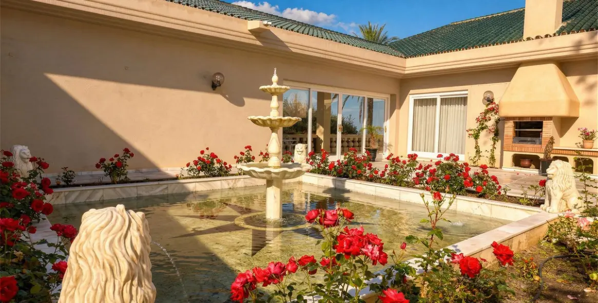 Sale of detached villa in Río Real 37