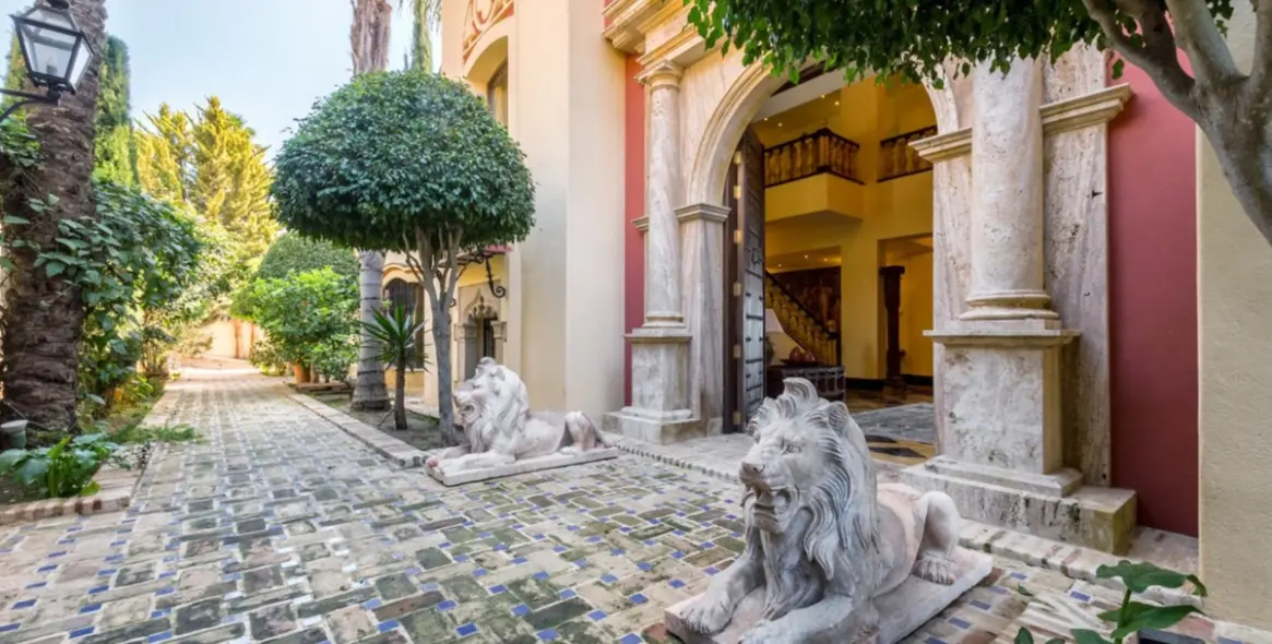 Sale of detached villa in Sierra Blanca 3