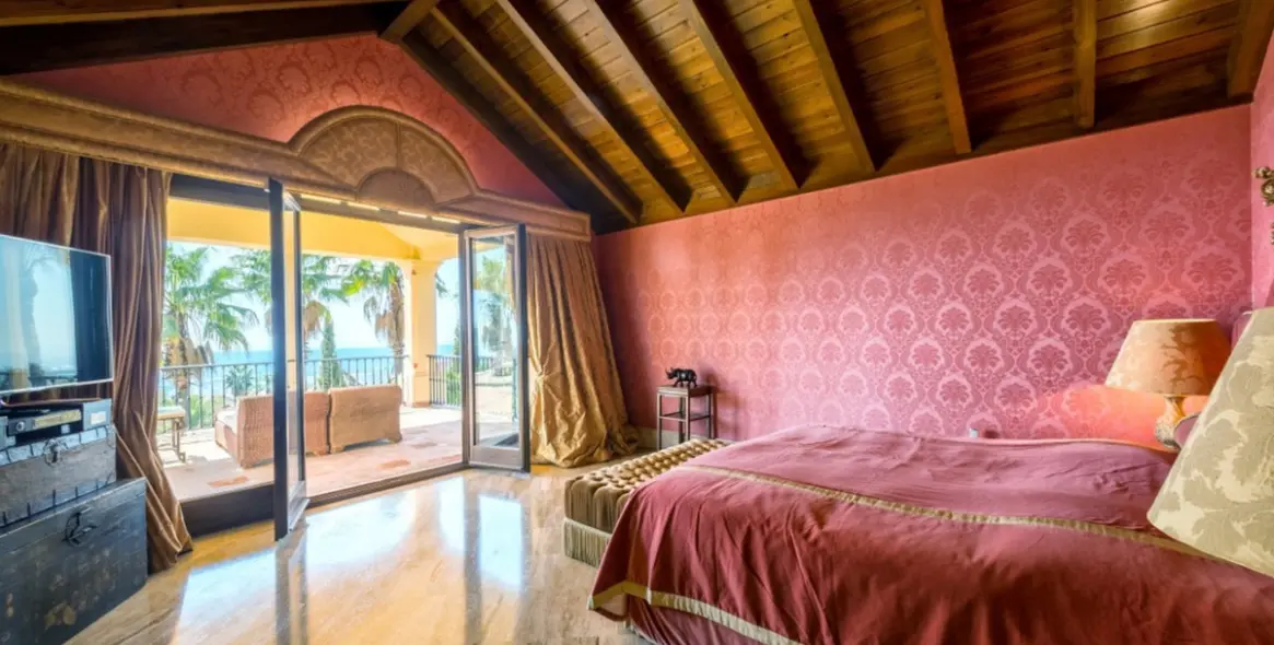 Sale of detached villa in Sierra Blanca 5