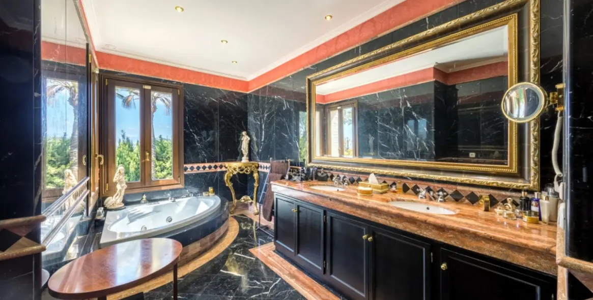 Sale of detached villa in Sierra Blanca 9