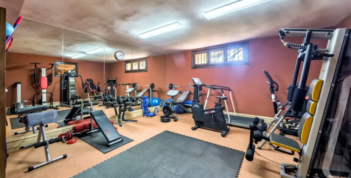 Sale of detached villa in Sierra Blanca 11