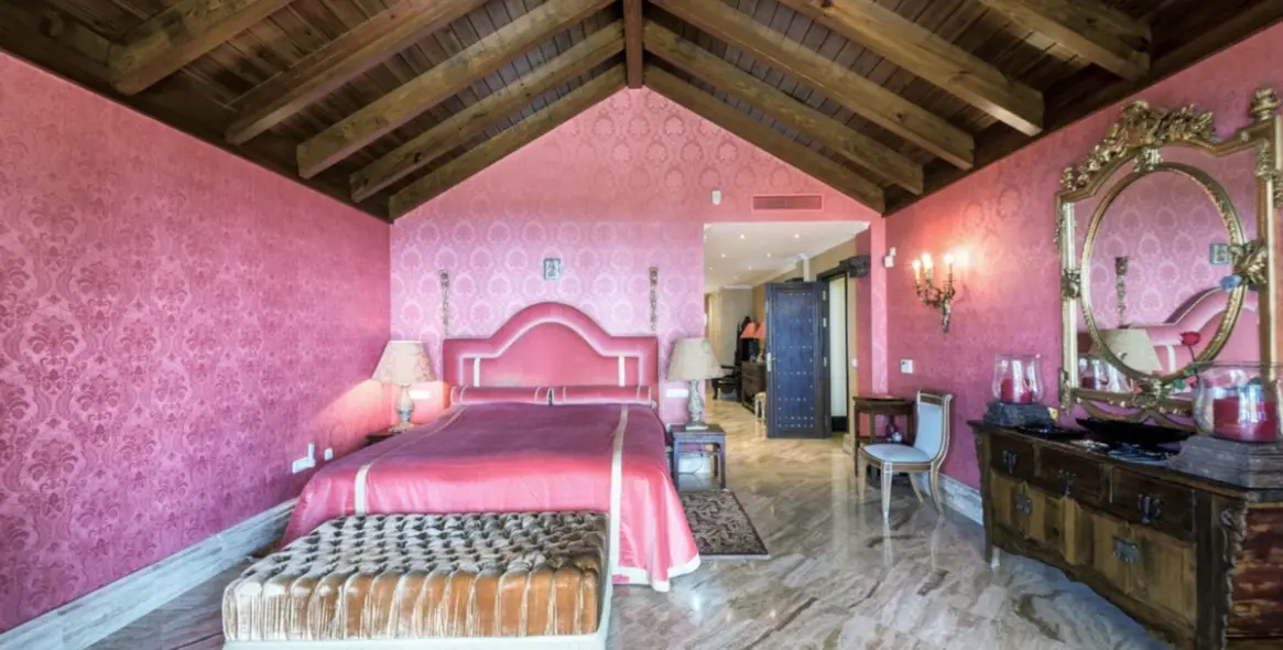 Sale of detached villa in Sierra Blanca 12