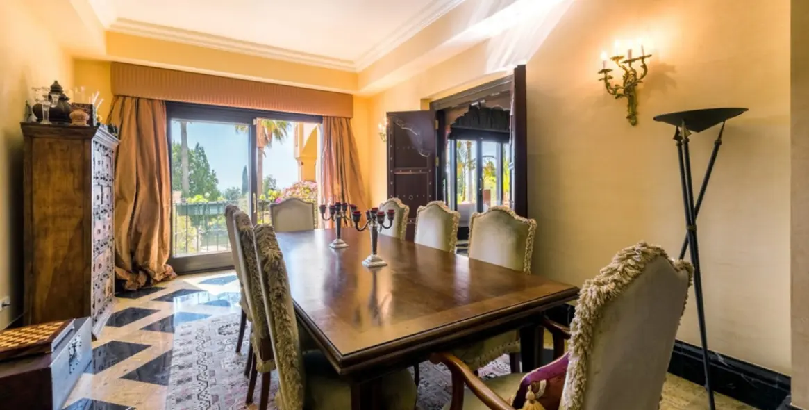 Sale of detached villa in Sierra Blanca 14