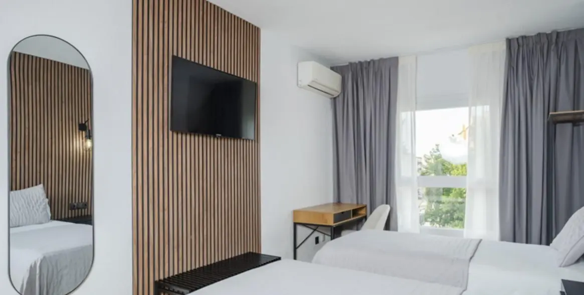 Sale of hotel in Estepona 1