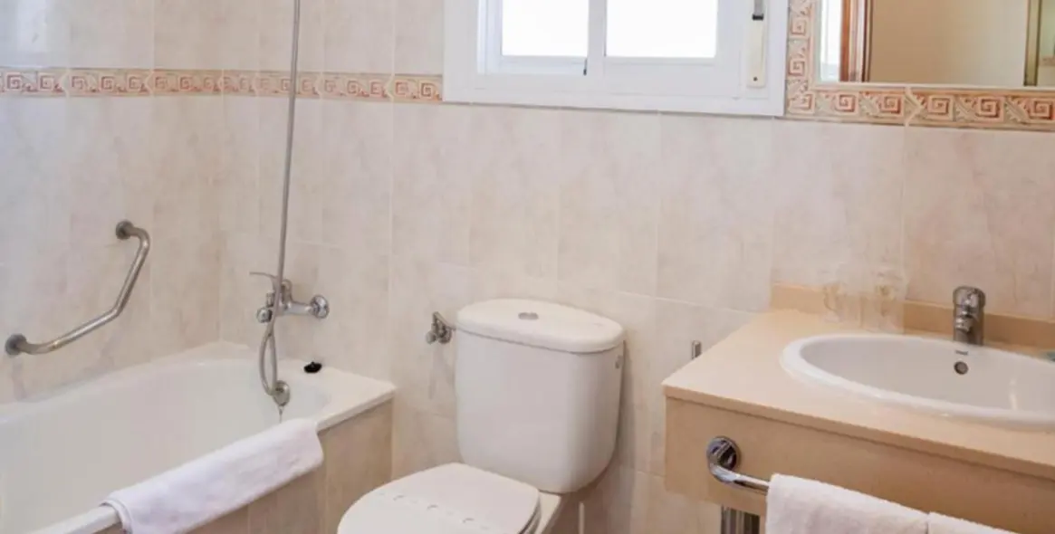 Sale of hotel in Estepona 10