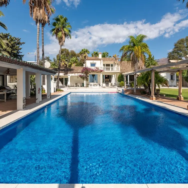 Venta de villa independiente en Estepona