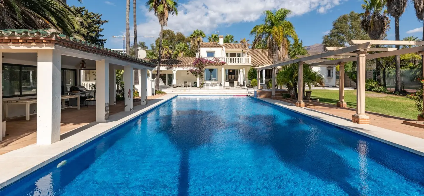 Venta de villa independiente en Estepona 1