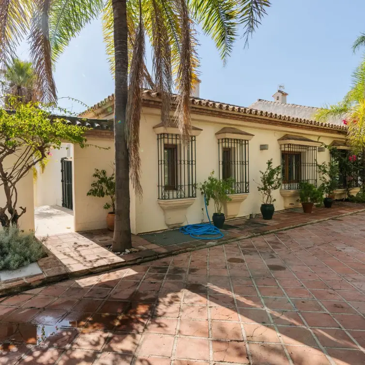 Venta de villa independiente en Estepona