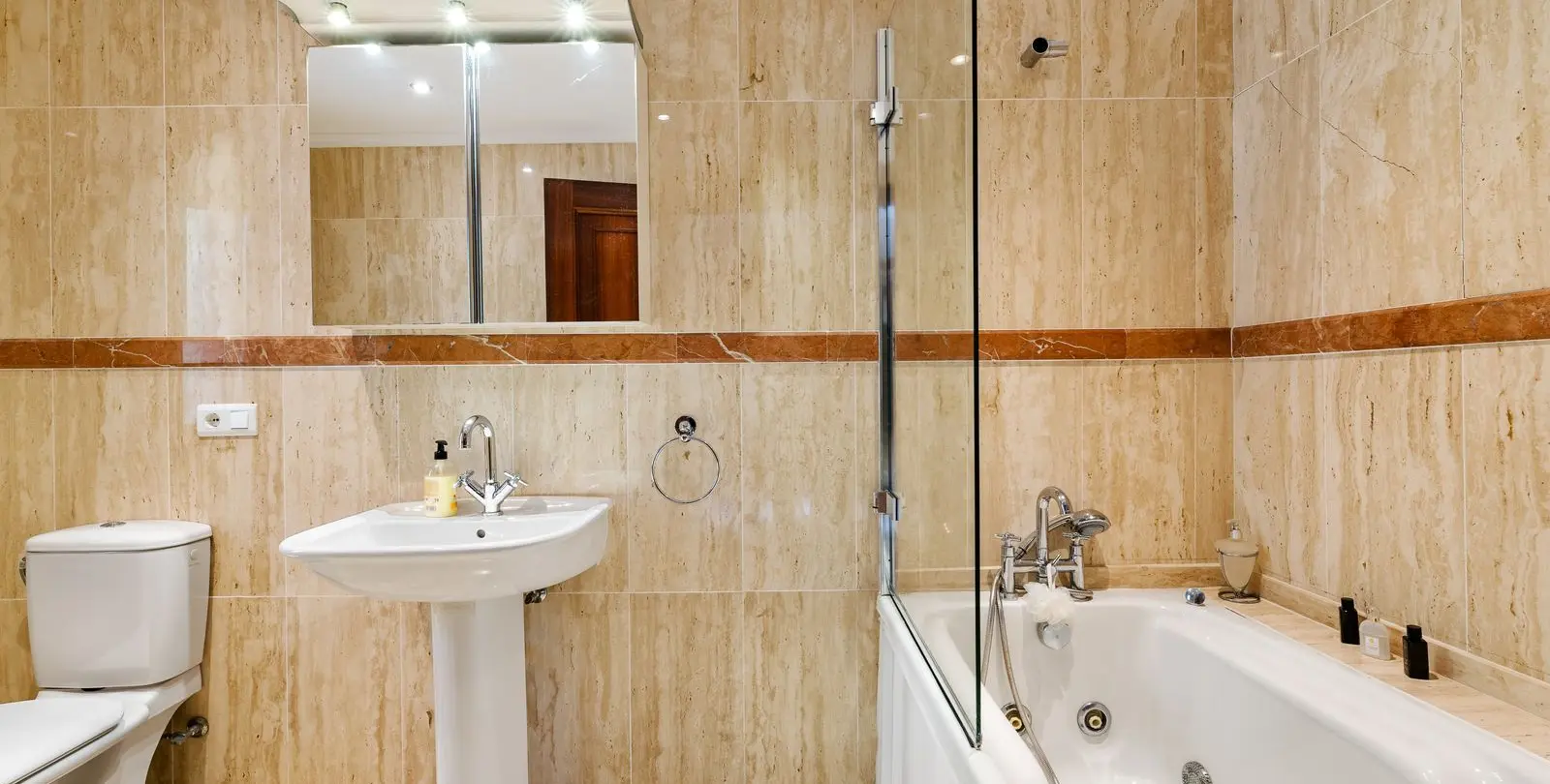 Venta de villa independiente en Estepona 10