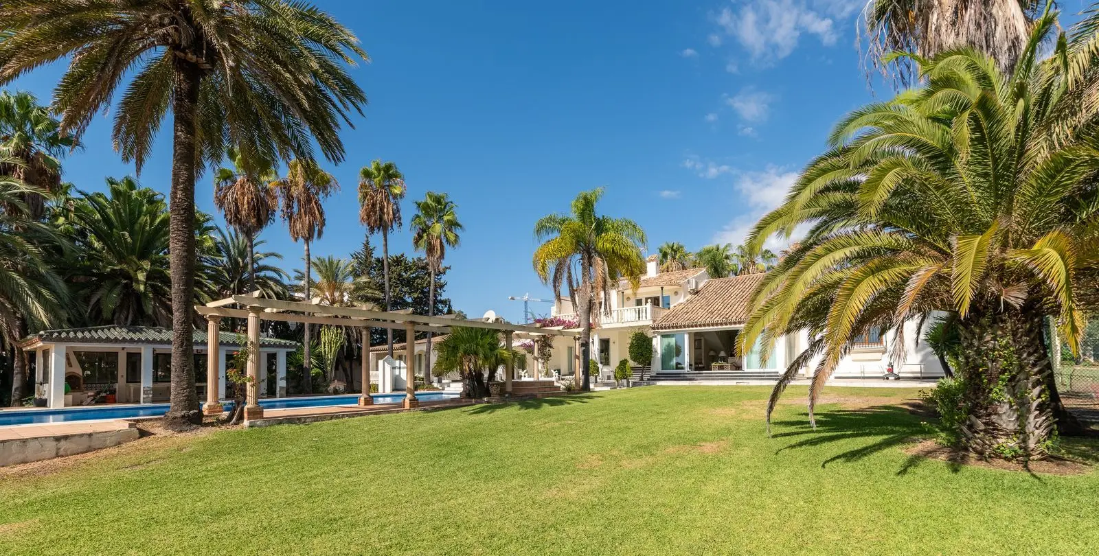 Venta de villa independiente en Estepona 12