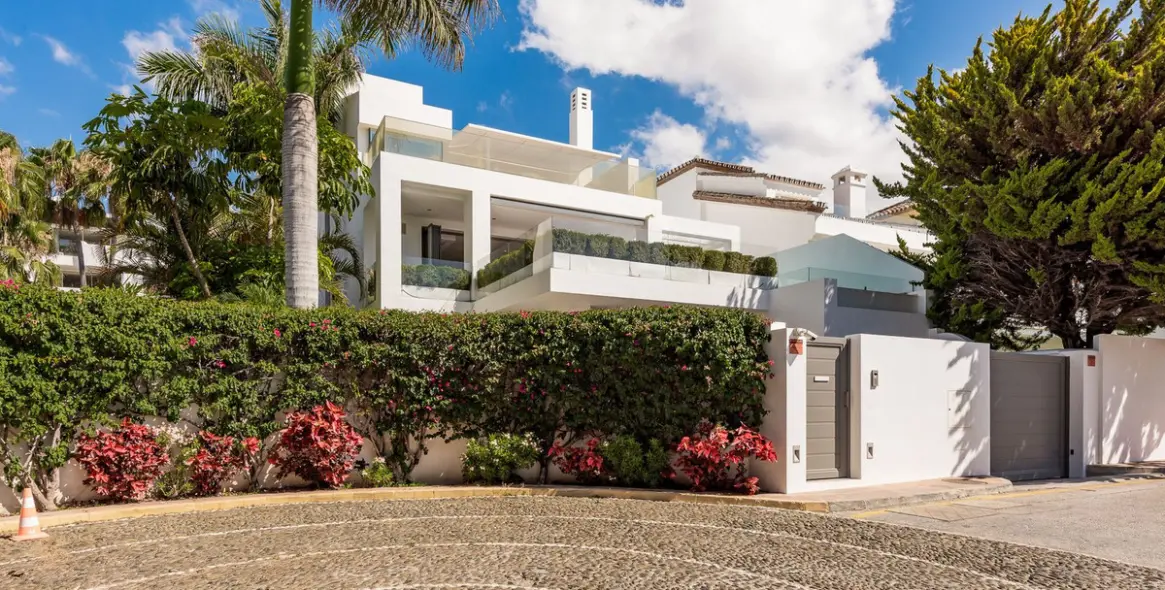 Sale of detached villa in Marbella (district The Golden Mile) 1