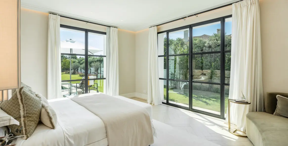 Sale of detached villa in Marbella (district The Golden Mile) 9