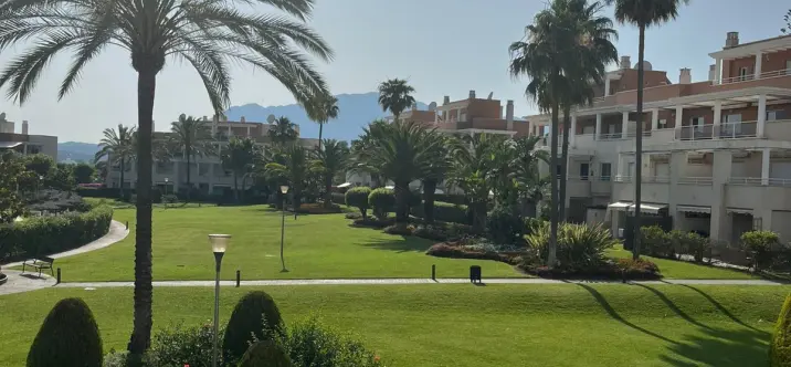 Краткосрочная аренда апартаментов на среднем этаже в Estepona 0