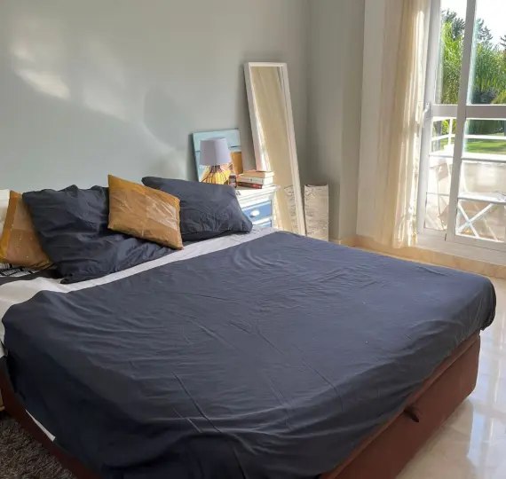 Краткосрочная аренда апартаментов на среднем этаже в Estepona