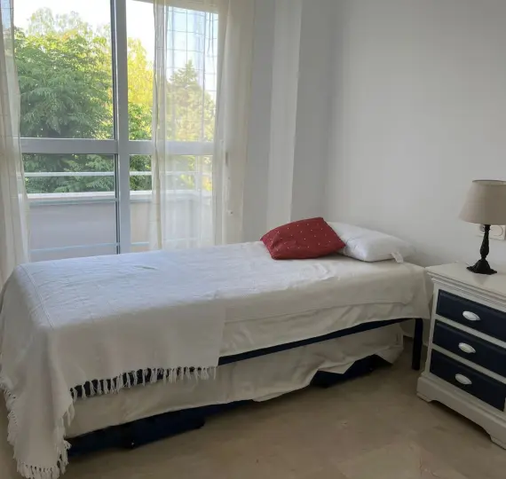 Краткосрочная аренда апартаментов на среднем этаже в Estepona