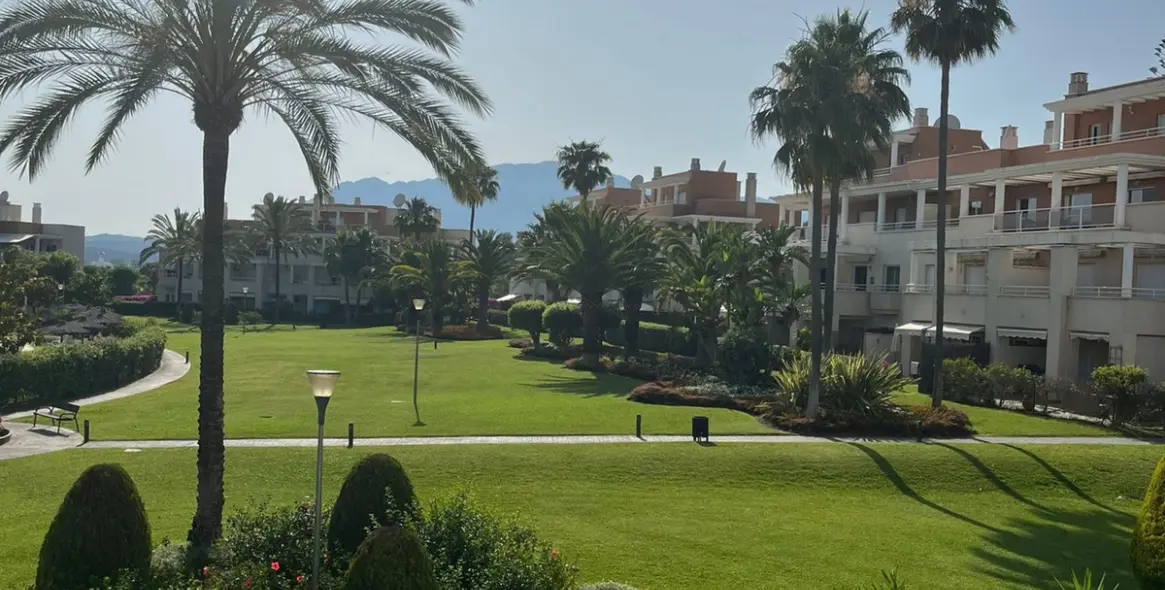 Alquiler a corto plazo de apartamento en planta media en Estepona 1