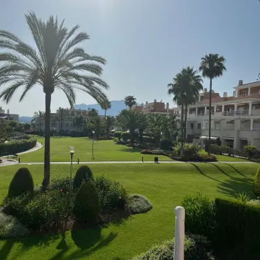 Краткосрочная аренда апартаментов на среднем этаже в Estepona