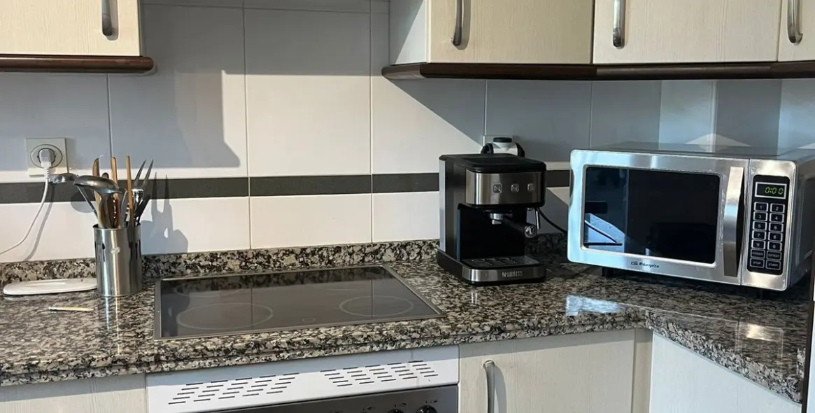Alquiler a corto plazo de apartamento en planta media en Estepona 2