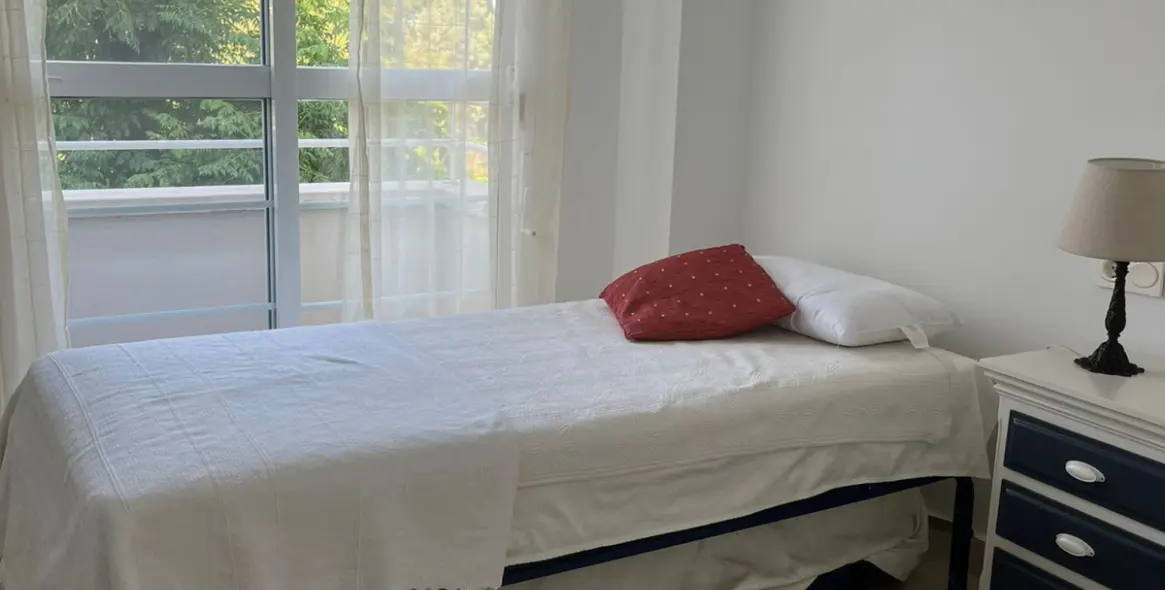 Alquiler a corto plazo de apartamento en planta media en Estepona 4