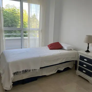 Краткосрочная аренда апартаментов на среднем этаже в Estepona