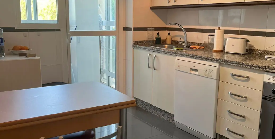 Alquiler a corto plazo de apartamento en planta media en Estepona 7