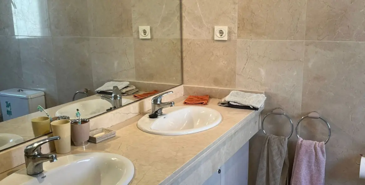 Alquiler a corto plazo de apartamento en planta media en Estepona 8