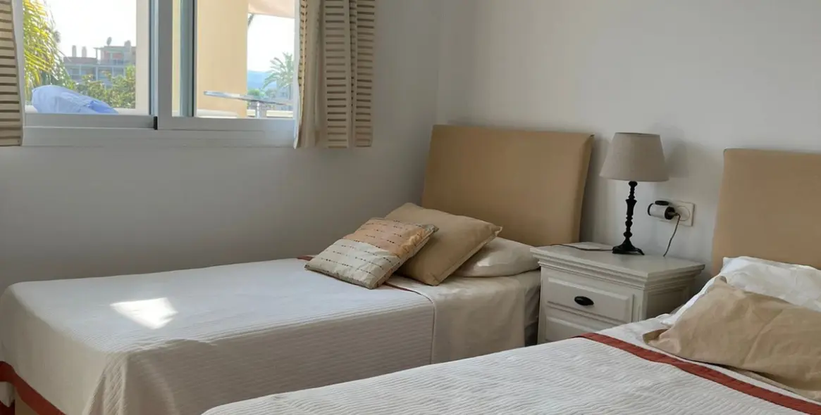 Alquiler a corto plazo de apartamento en planta media en Estepona 9