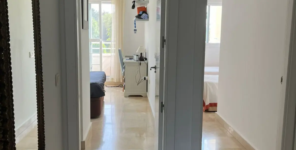 Alquiler a corto plazo de apartamento en planta media en Estepona 10