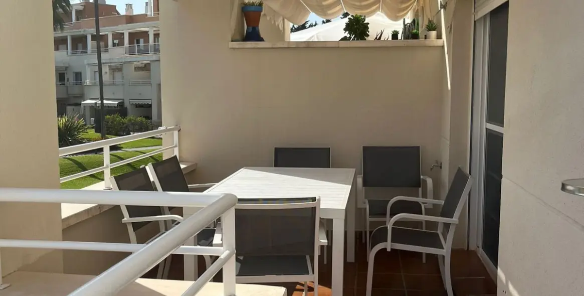 Alquiler a corto plazo de apartamento en planta media en Estepona 11