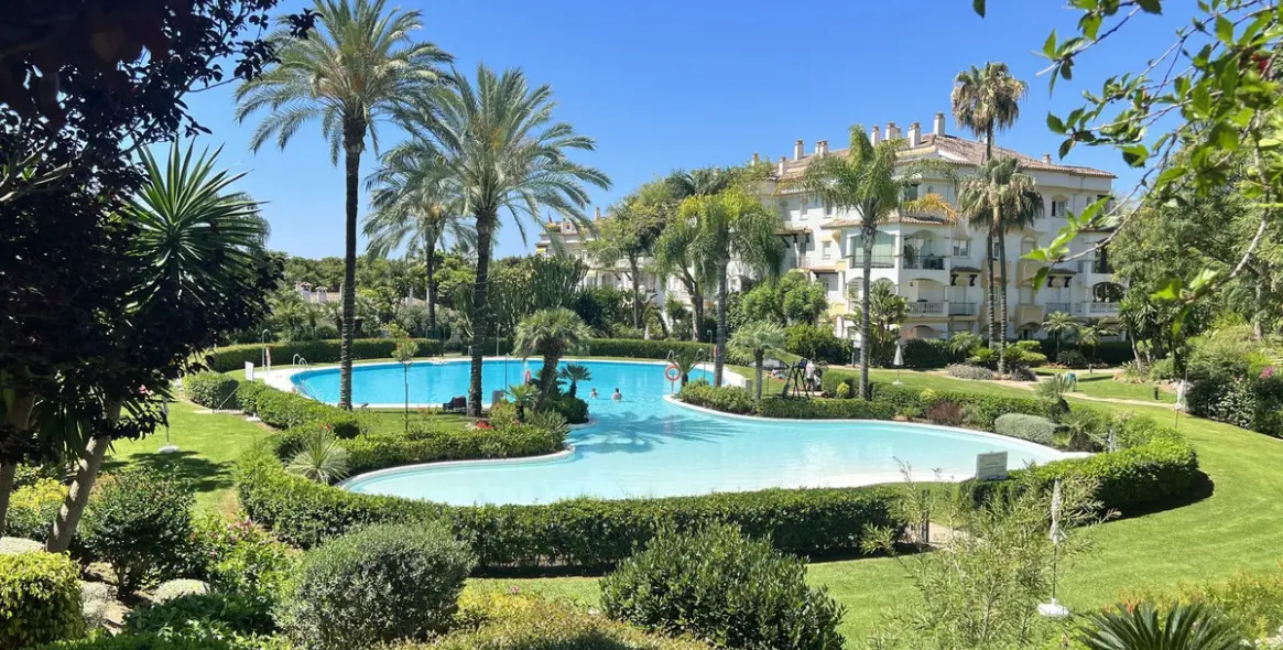 Short-term rent of penthouse in The Golden Mile 2