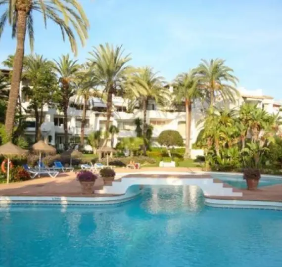 Alquiler a corto plazo de apartamento en planta media en Estepona