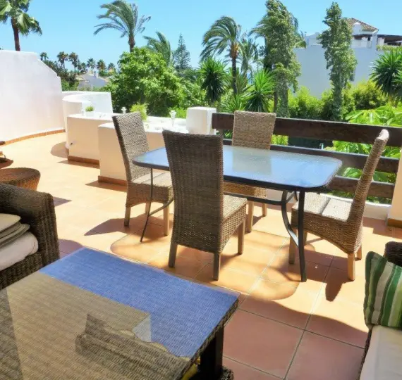 Alquiler a corto plazo de apartamento en planta media en Estepona