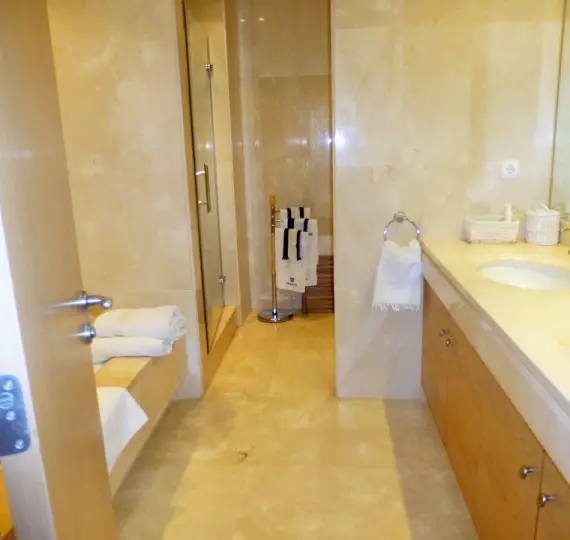 Alquiler a corto plazo de apartamento en planta media en Estepona