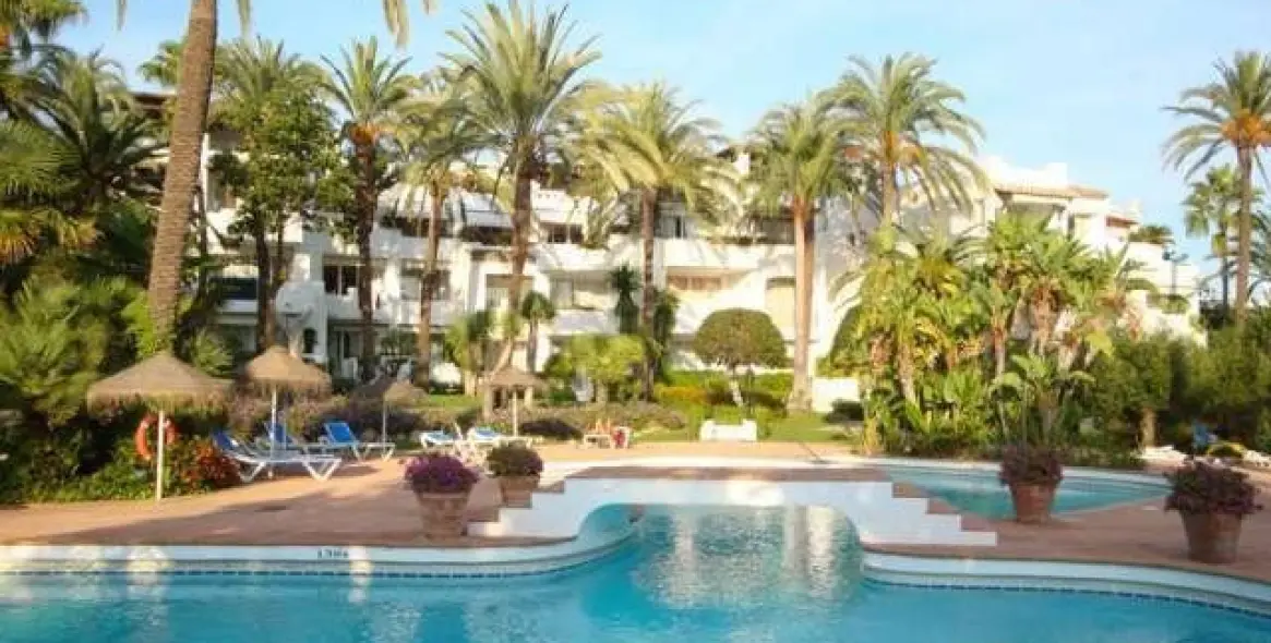 Alquiler a corto plazo de apartamento en planta media en Estepona 1