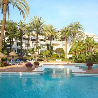Краткосрочная аренда апартаментов на среднем этаже в Estepona