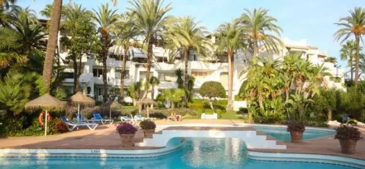 Краткосрочная аренда апартаментов на среднем этаже в Estepona 0