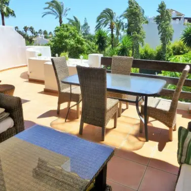Краткосрочная аренда апартаментов на среднем этаже в Estepona