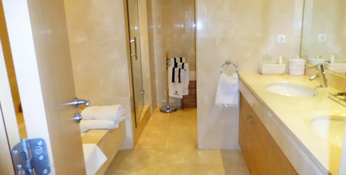 Alquiler a corto plazo de apartamento en planta media en Estepona 5