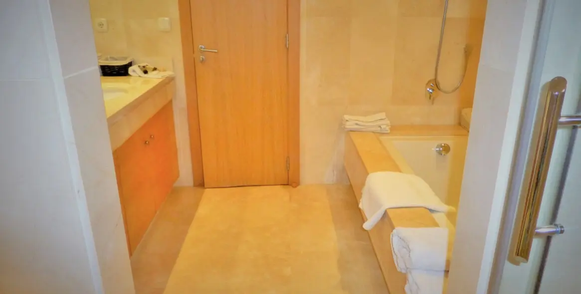 Alquiler a corto plazo de apartamento en planta media en Estepona 10