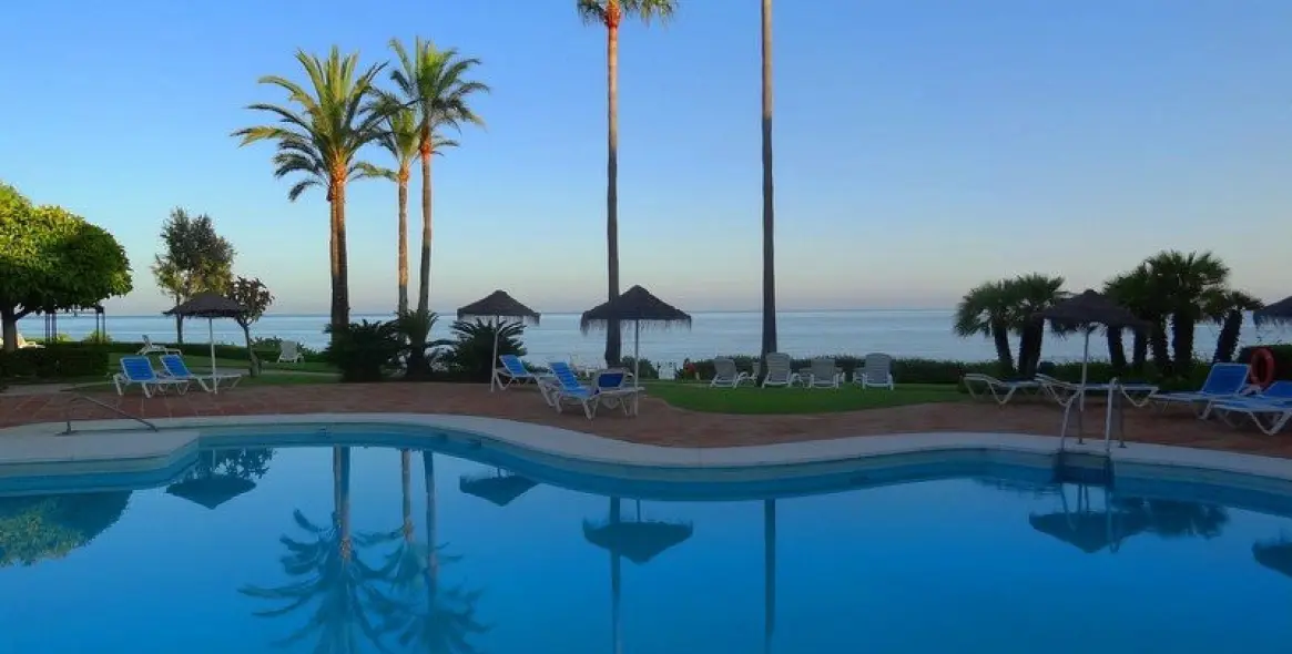Alquiler a corto plazo de apartamento en planta media en Estepona 11
