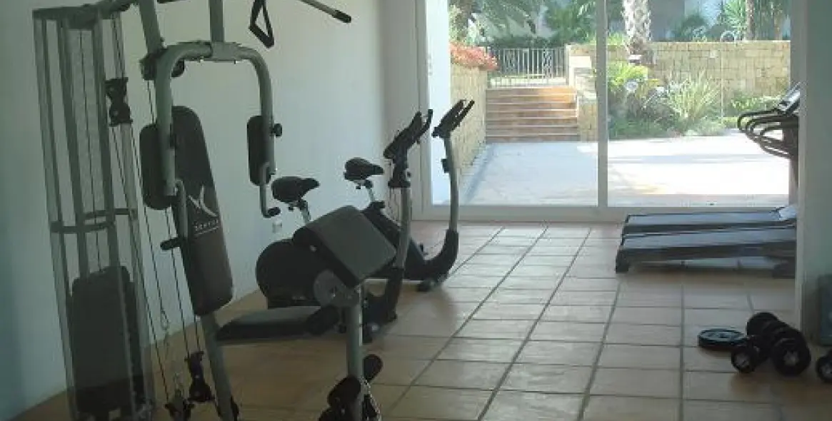Alquiler a corto plazo de apartamento en planta media en Estepona 13