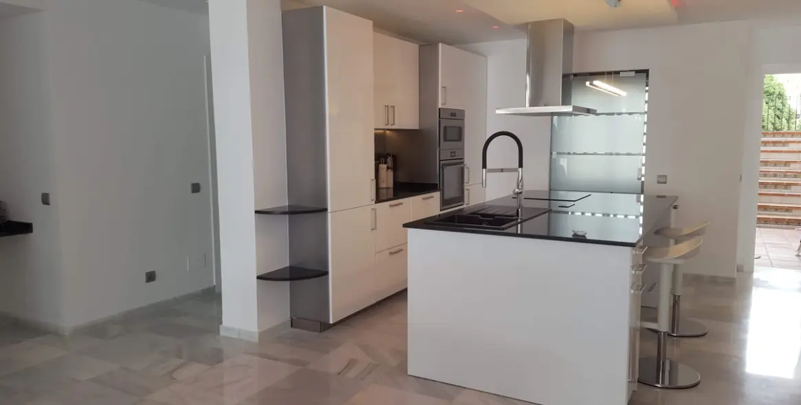 Краткосрочная аренда апартаментов на первом этаже в New Golden Mile 6