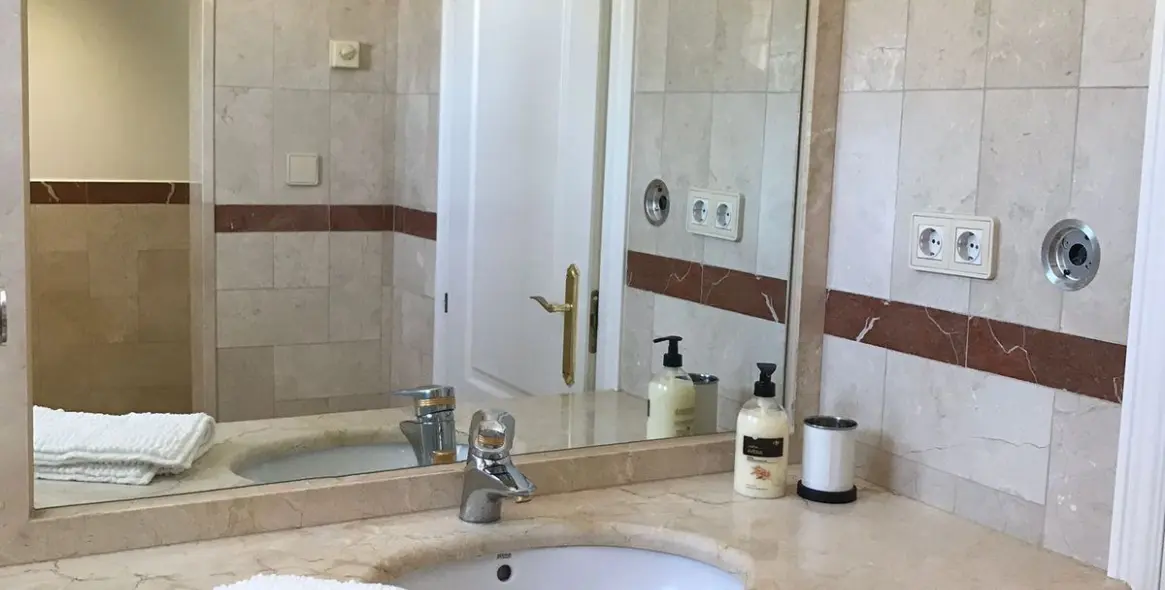 Краткосрочная аренда двухуровневого пентхауса в Puerto Banús 28