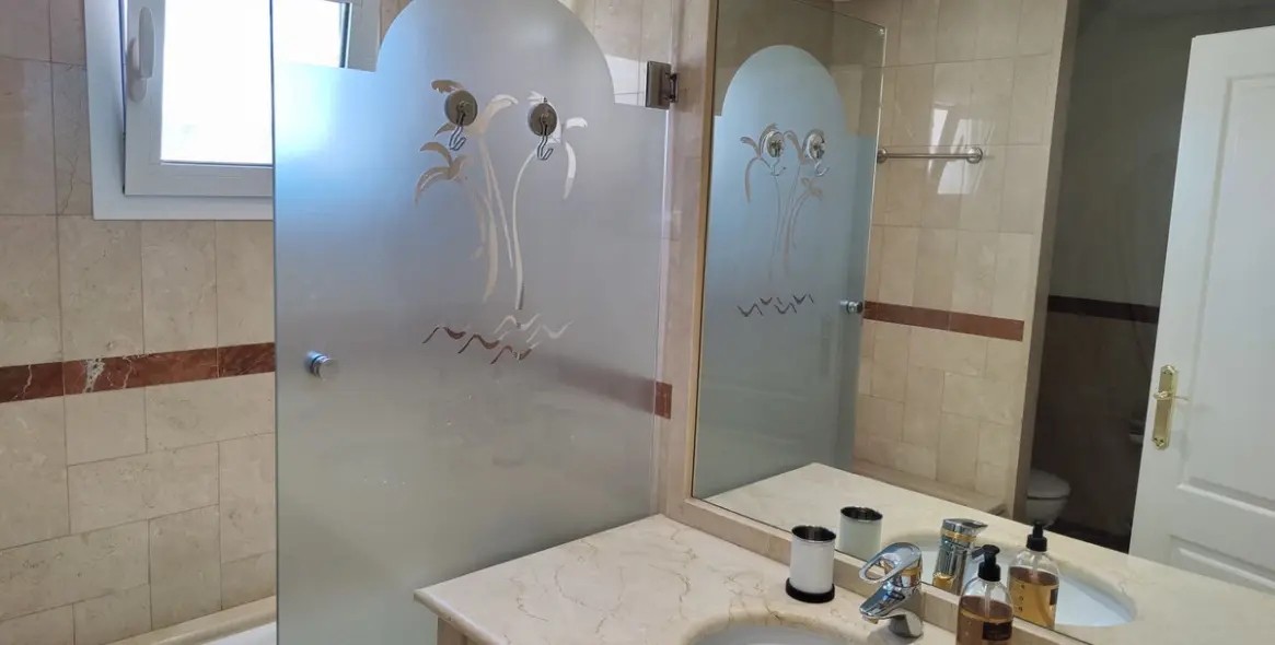 Краткосрочная аренда двухуровневого пентхауса в Puerto Banús 29