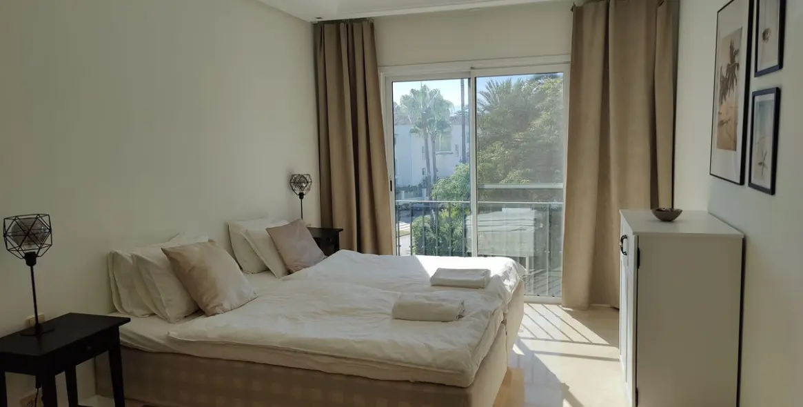 Краткосрочная аренда двухуровневого пентхауса в Puerto Banús 30