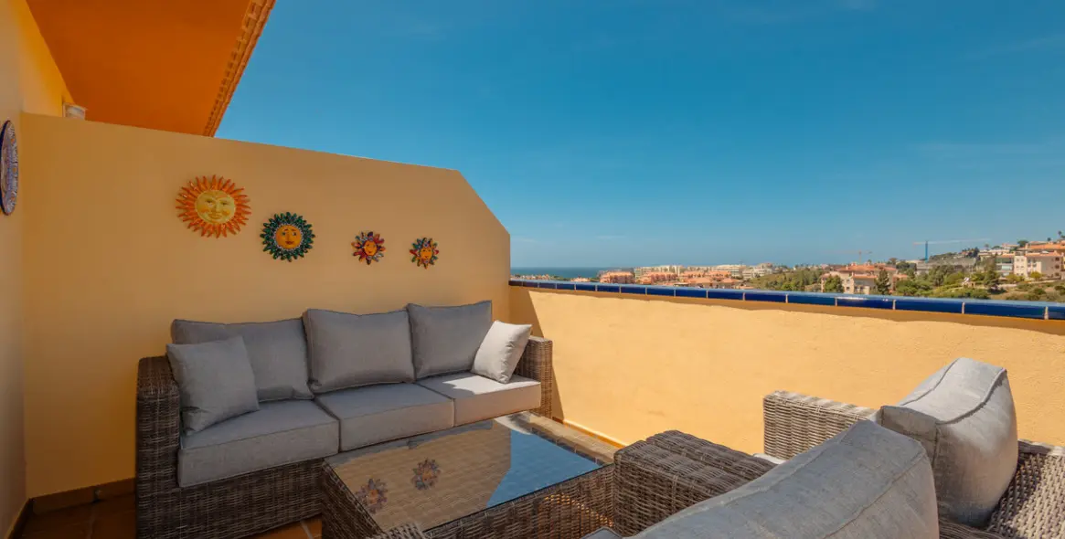 Long-term rent of middle floor apartment in El Faro 6